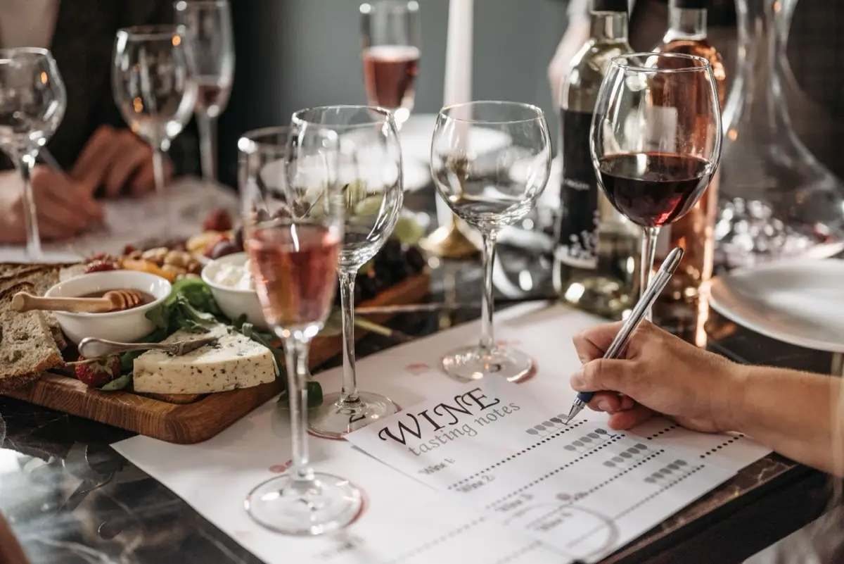 Degustazione di vini con schede di assaggio e taglieri