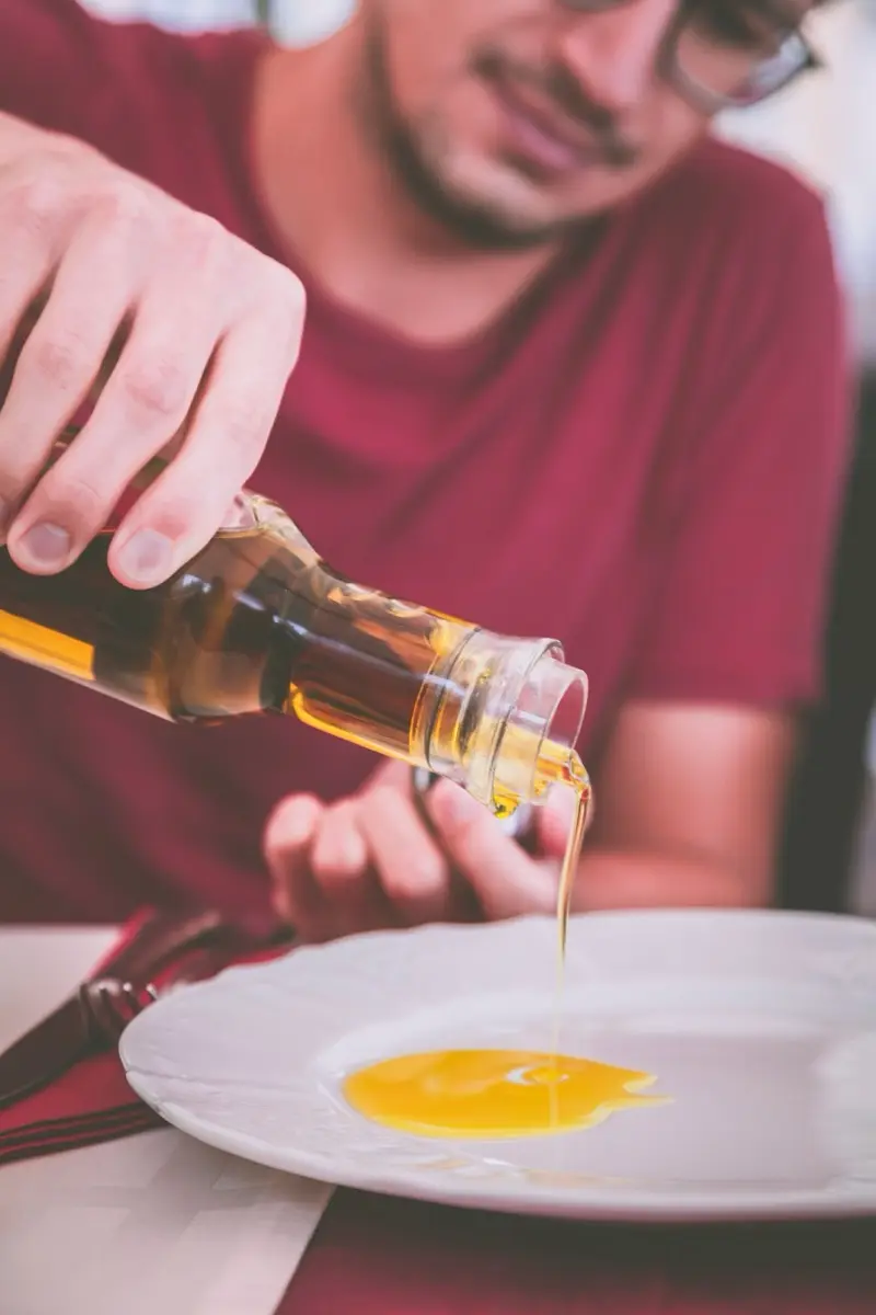 Assaggio di olio extravergine versato in un piatto
